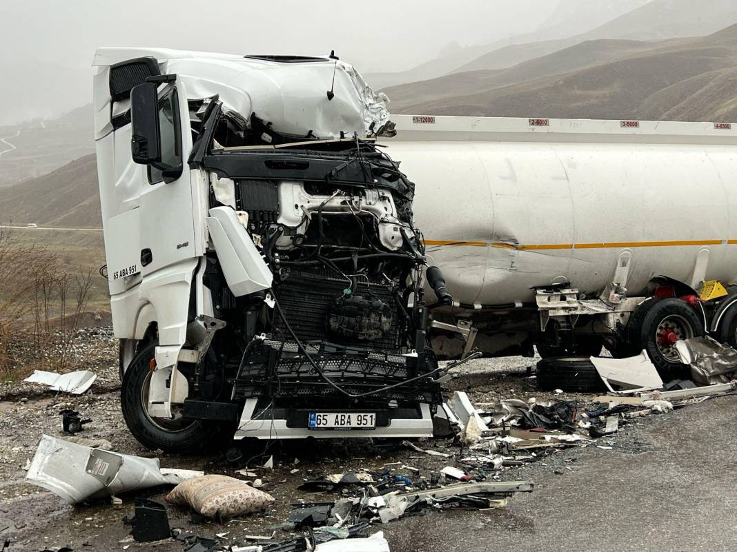 Tanker otobüsle çarpıştı! Ölü ve yaralılar var 8